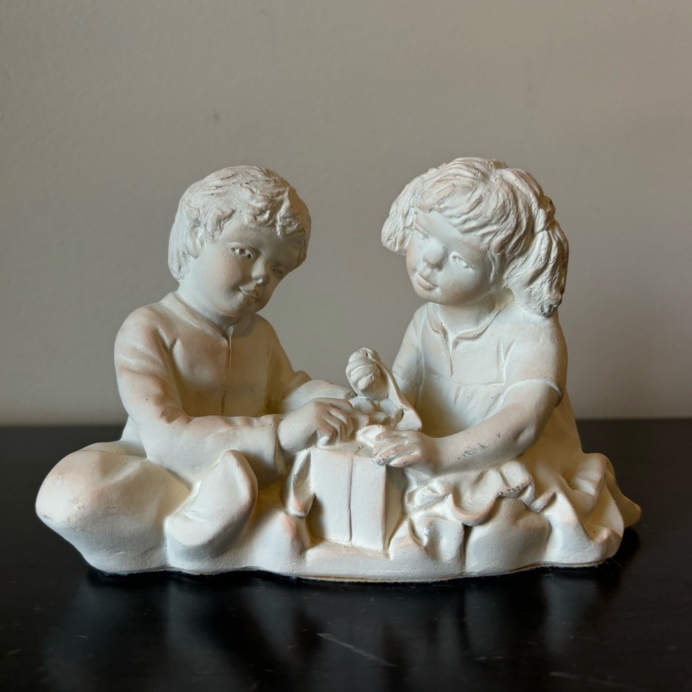 Vintage 1992 Heartwarmers Wrapping Moms Present Sculpture 1st Ed. C.G. Alarcon